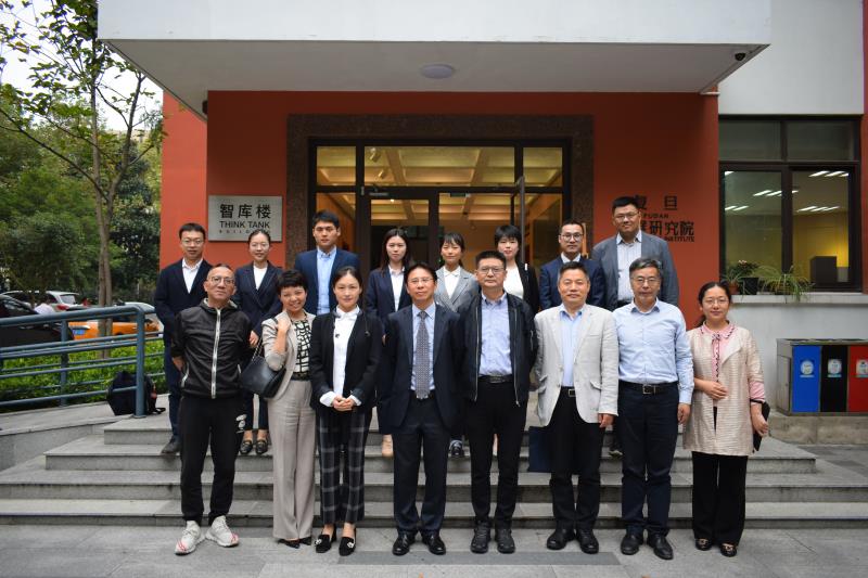 图8:评委与参与终审答辩的同学合影